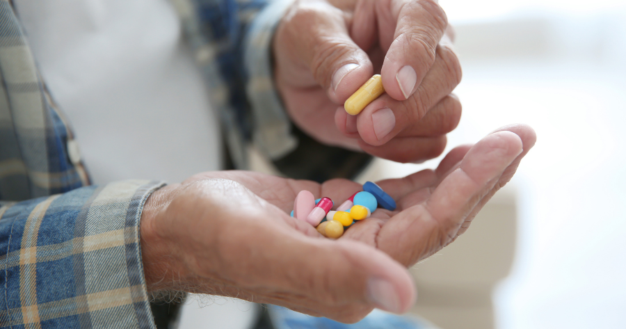 Polipragmazja u seniorów: jak rozpoznać interakcje i objawy niepożądane?
